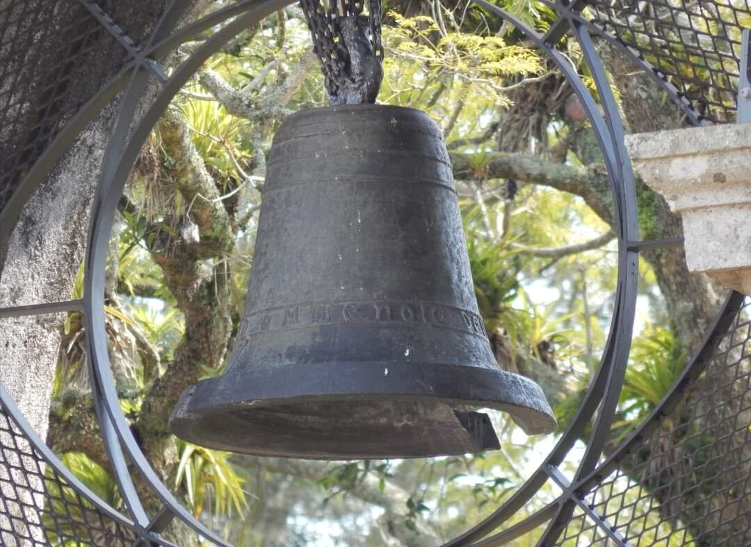 Durante 91 años seguidos la campana de la Independencia (también conocida como campana de la Libertad), colocada en el marco sur de las ruinas de Cartago, acompañó las fiestas patrias, sin embargo, este 2025 será el segundo año consecutivo que no estará