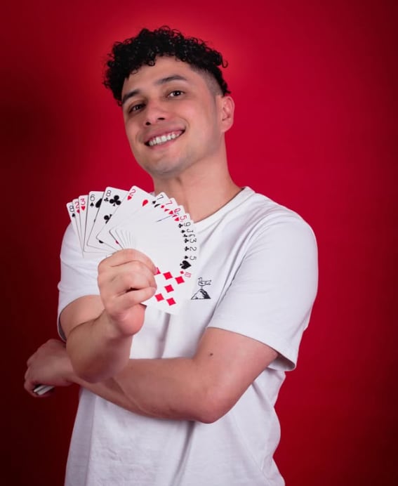 Blesson Almarales, conocido artísticamente como El Mago Blesson, quien además de ilusionista es actor, creador de contenido