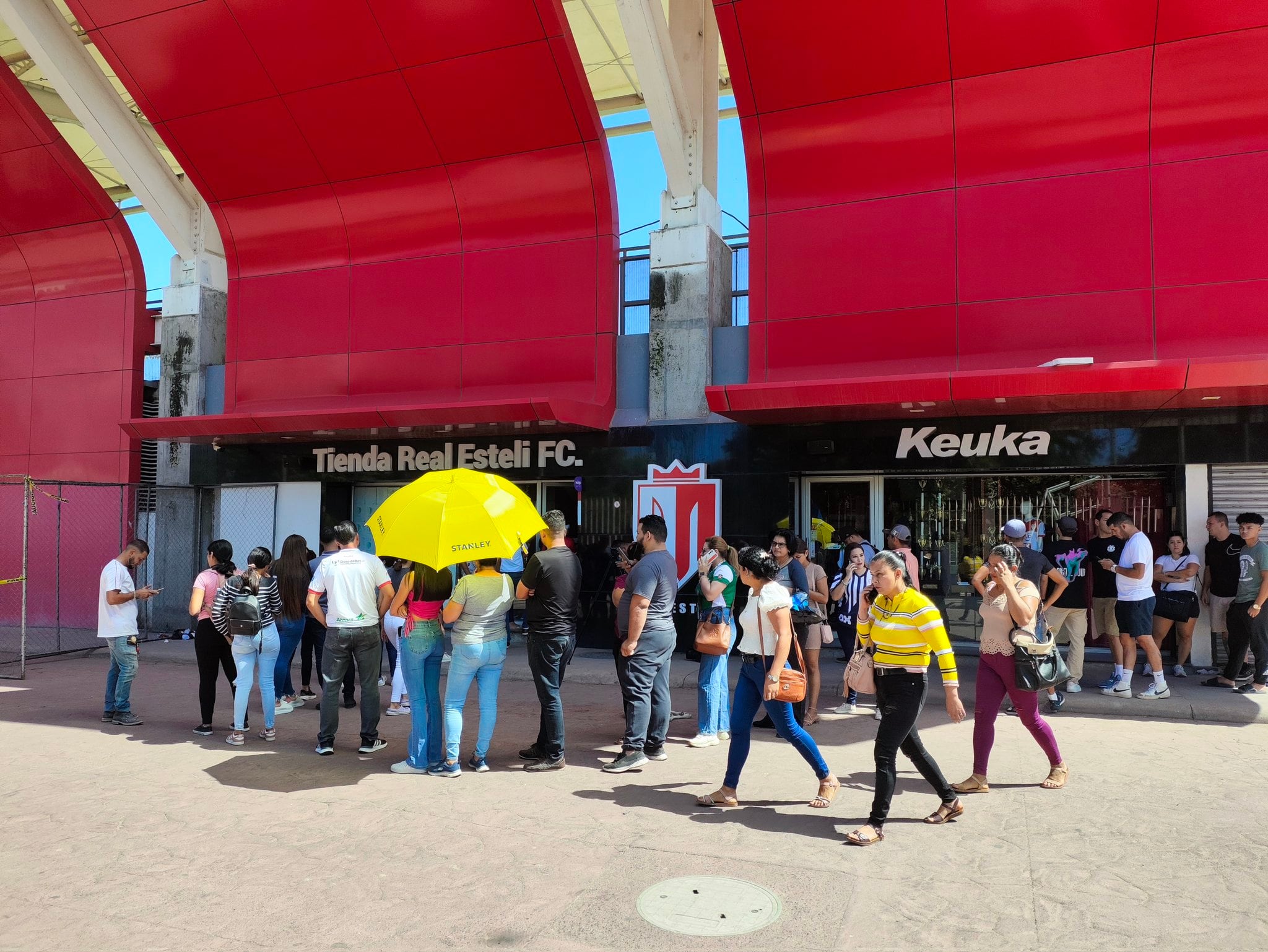 Filas para comprar camisas del Real Estelí