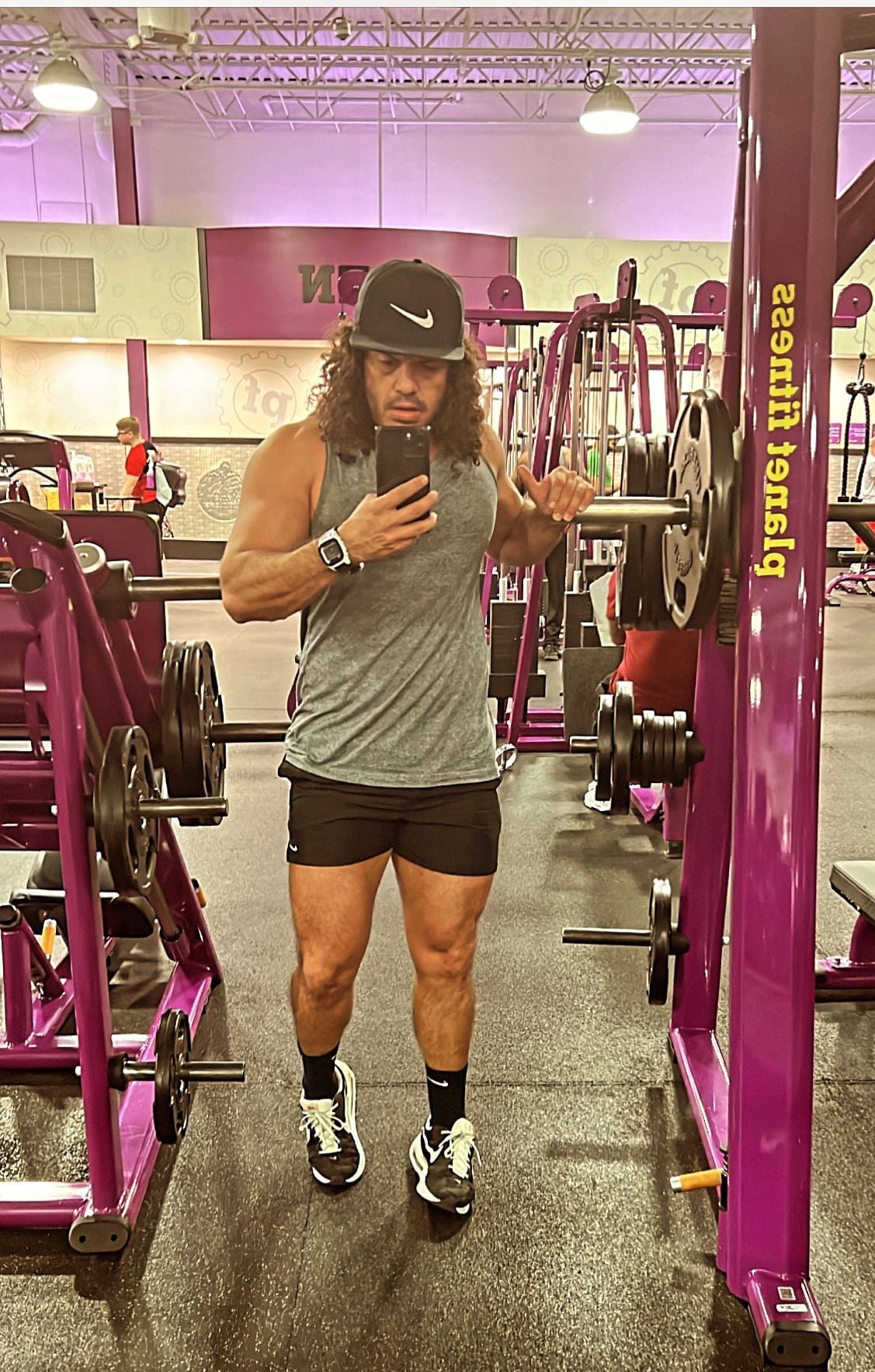 El periodista Edgardo Camacho le pone bonito al gimnasio.