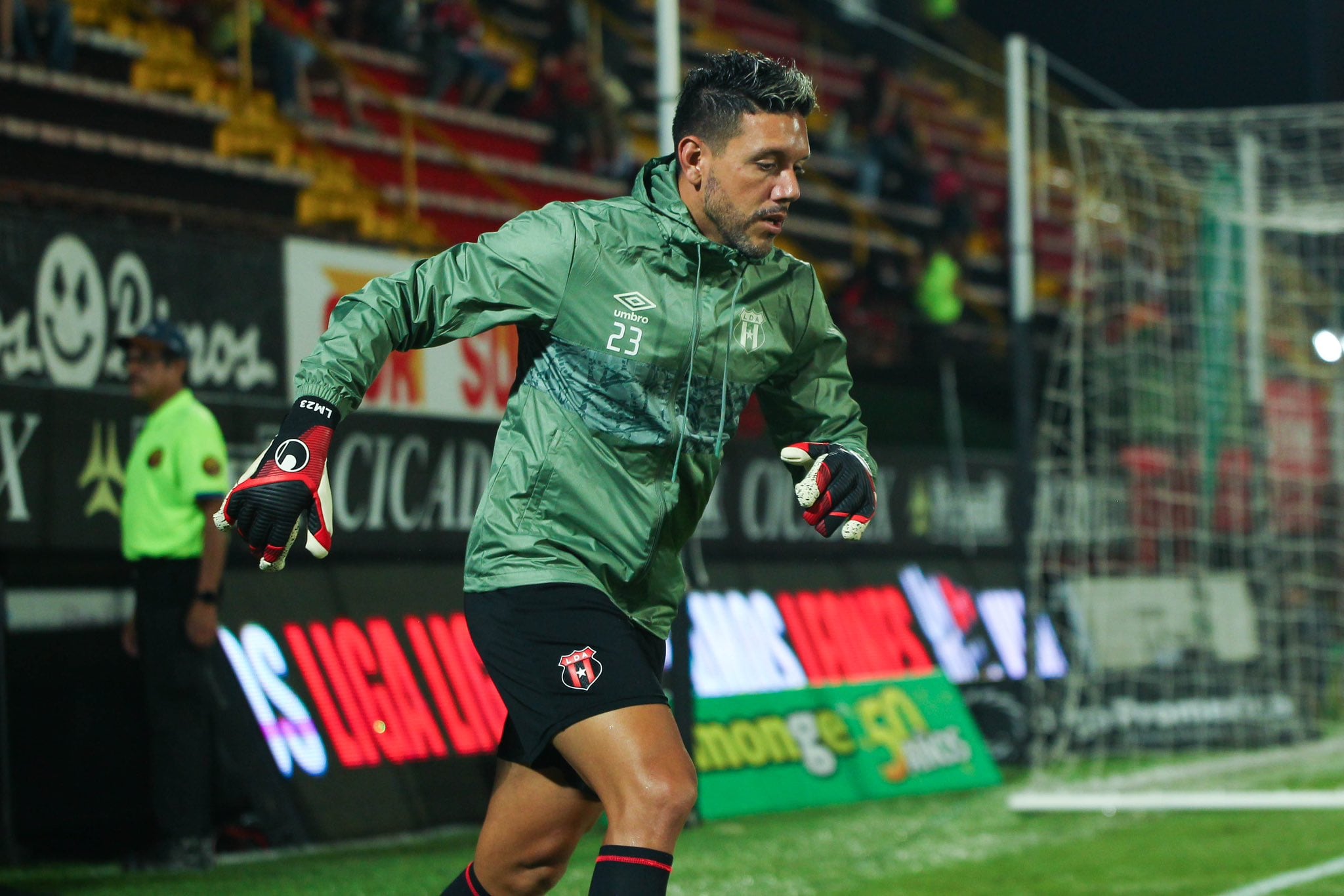 Leonel Moreira salió a efectuar el calentamiento con una chubasquera verde. Liga Deportiva Alajuelense por primera vez en su historia juega con ese color en su camisa.