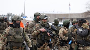 Agentes migratorios de EE. UU. matan a balazos a un hombre en Minneapolis y desatan choque político