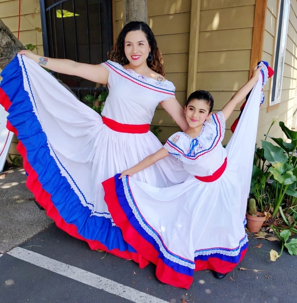 Laura Arce Bokán es una tica de Guápiles que viajó a Estados Unidos, allí se nacionalizó, se casó y como toda la vida ha cantado, ahora hasta canta el himno de ese país en actividades. Está casada con el también guapileño, Jean Paul Salazar y tienen una hija llamada Galilea