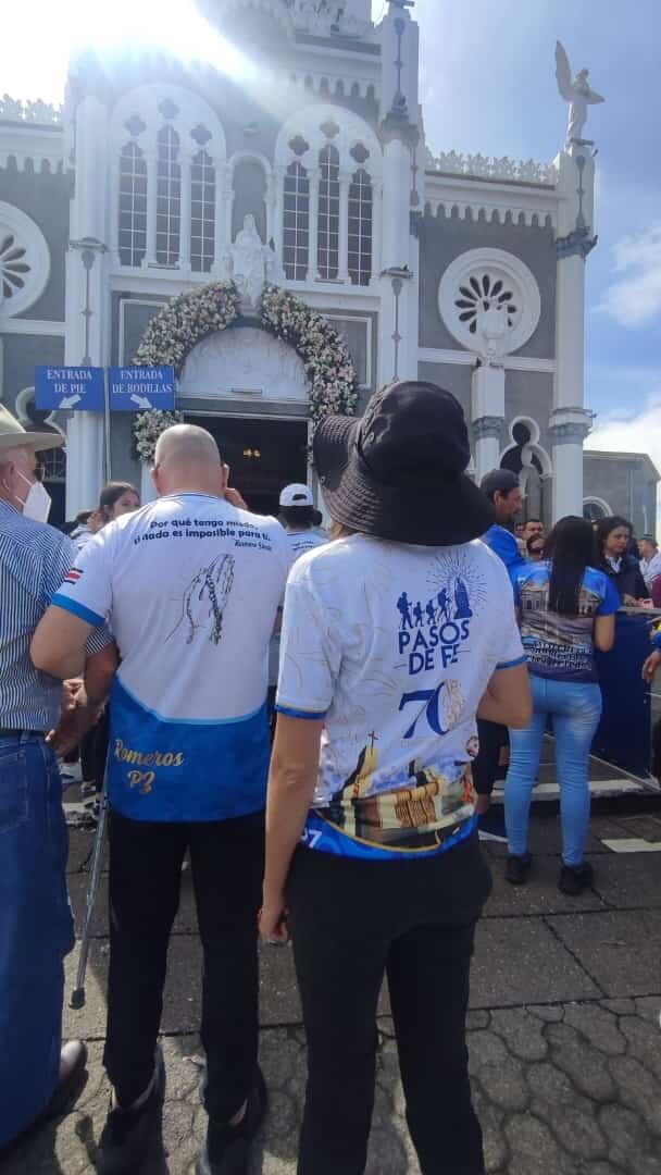 Cristina Ceciliano Gamboa tiene 29 años y en los últimos 6 ha hecho la romería desde el parque central de Pérez Zeledón hasta la basílica de nuestra señora de los Ángeles en Cartago. Son unos 120 kilómetros en total