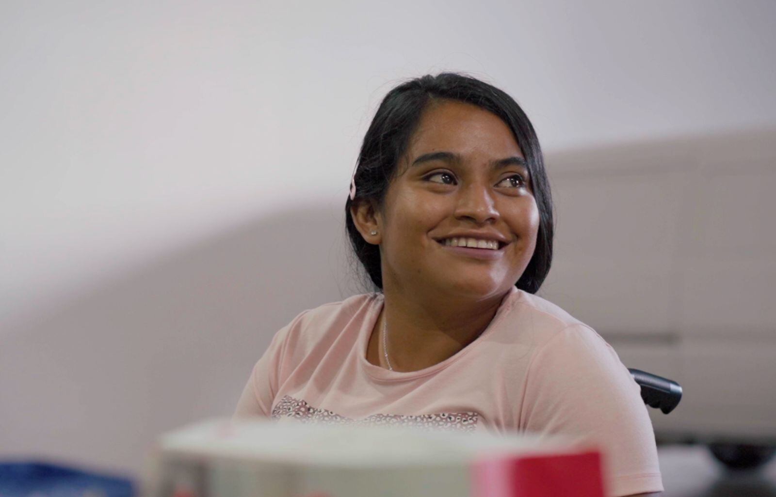 Elizabeth Espinoza recibió una silla de ruedas y varios obsequios de parte de un grupo de gente que se conoció porque compraron un carro eléctrico.