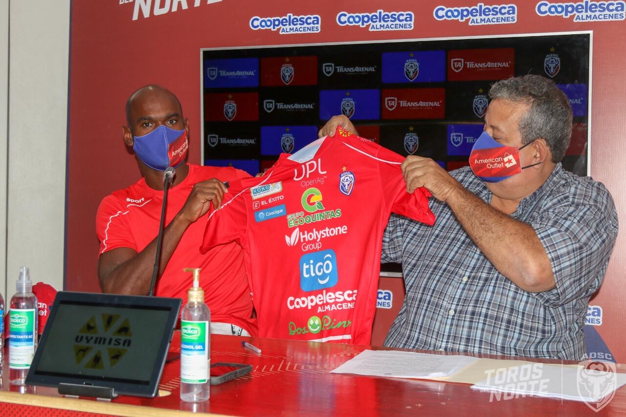 Adolfo Machado firmó con San Carlos