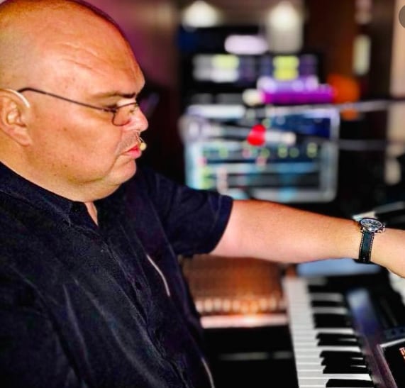 Kike de Heredia y su grupo Carnaval y su tecladista Felipe León