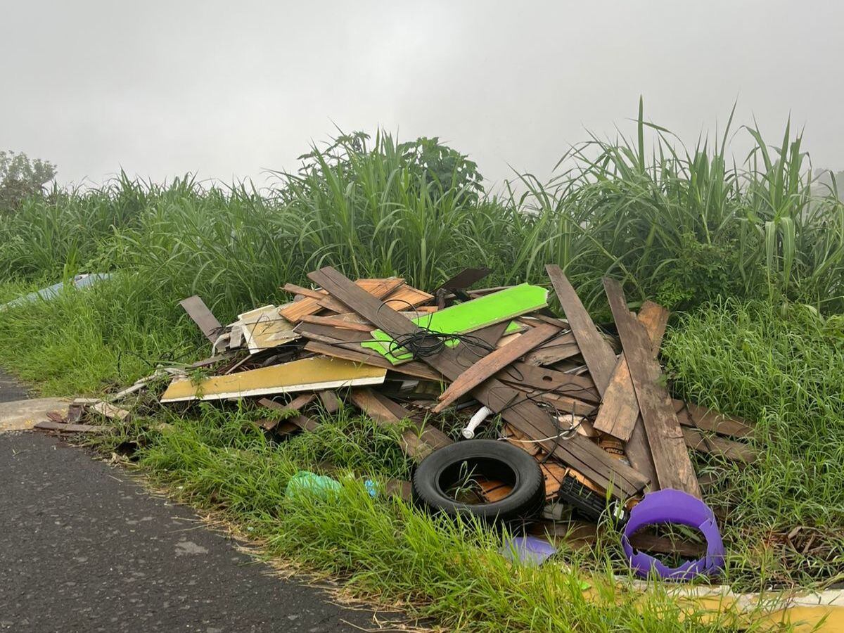 En este botadero sobre la Ruta 32 sobran los escombros.