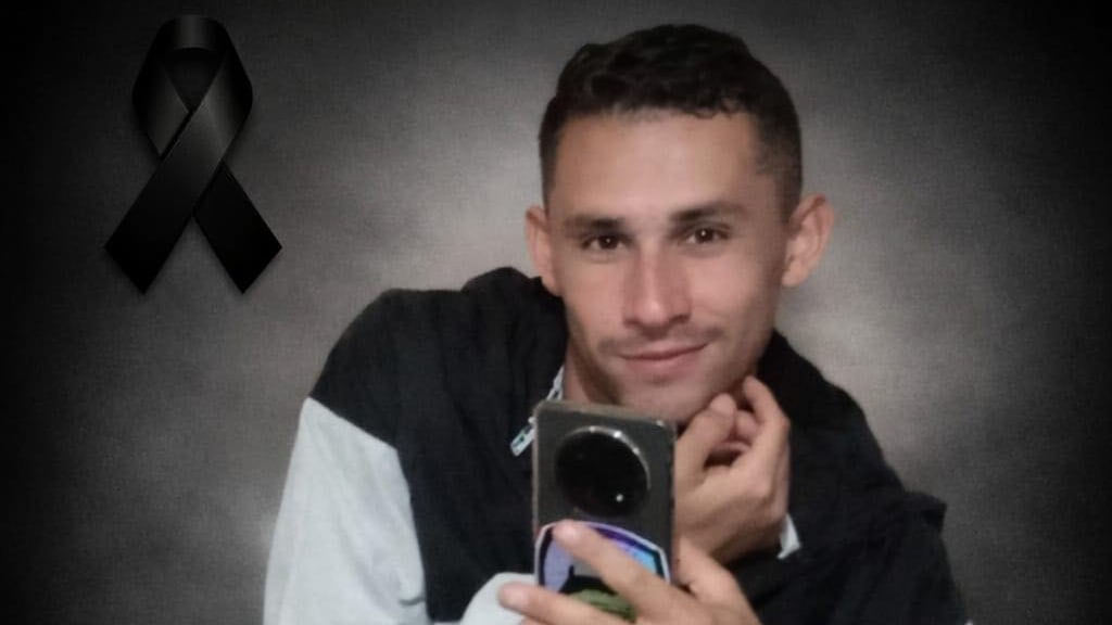 Doña Giselle González lanzó la almohada de su hijo Andrés Araya González y pronunció unas poderosas palabras pidiendo que el cuerpo de él se lo devolviera el mar. Foto: Tomada de redes sociales