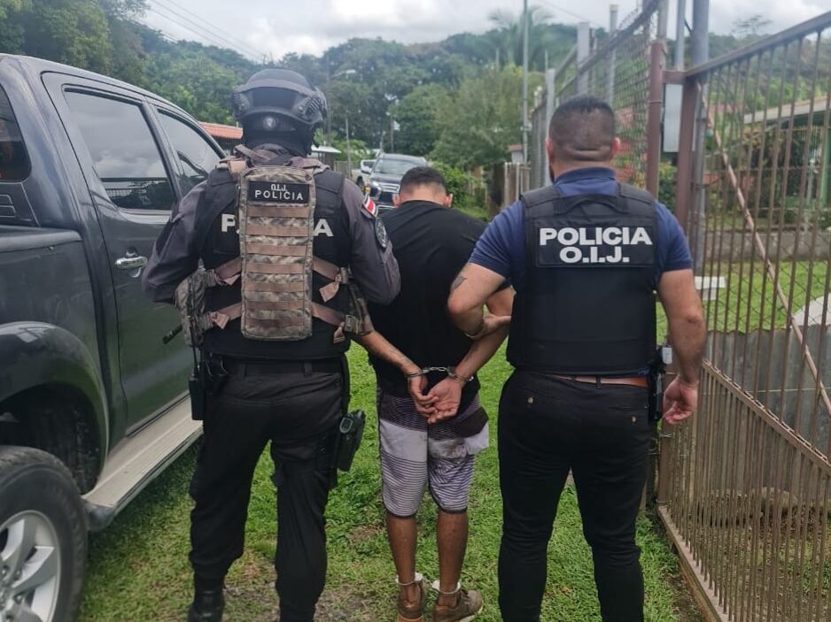 Al ver al OIJ Rojas no se lo pensó dos veces y dejó a su familia botada. Foto OIJ.