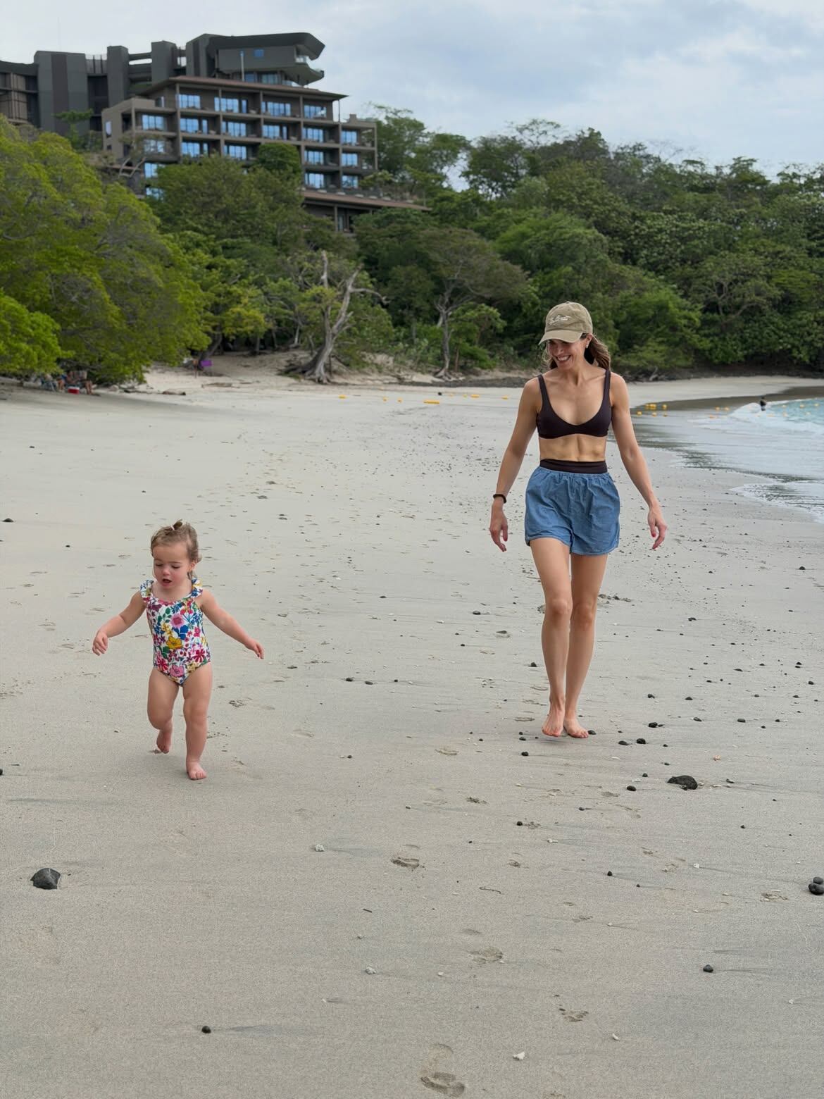 La actriz y cantante estadounidense Mandy Moore, recordada por protagonizar la exitosa película A Walk to Remember (Un paseo para recordar), está de vacaciones en Costa Rica con su familia.
