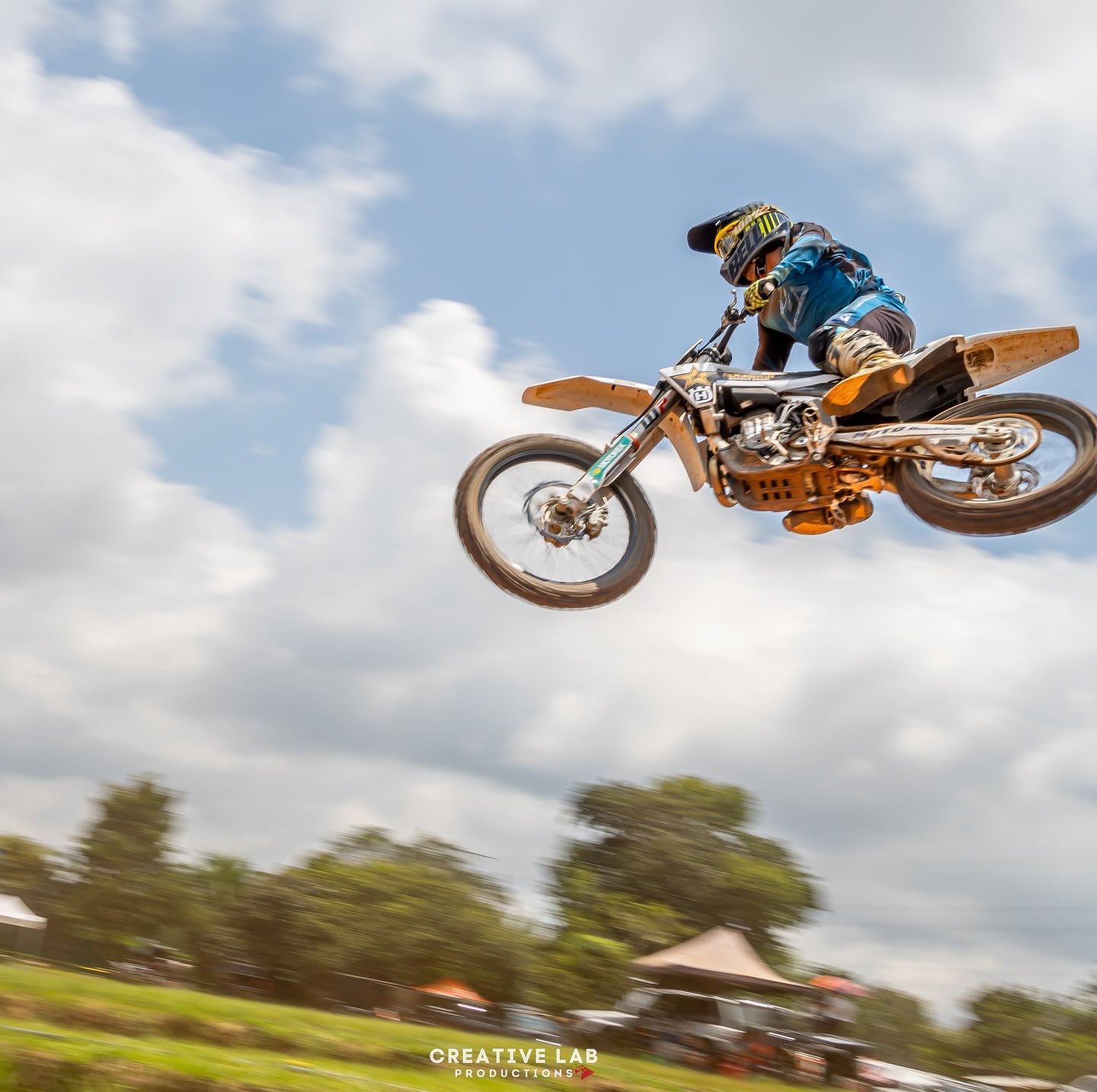 Scott Vargas brilló como lo hace en sus prácticas, el piloto impresionó a los asistentes a la final del motocross nacional, incluido el arquero Keylor Navas. Fotografía: Facebook Scott Vargas