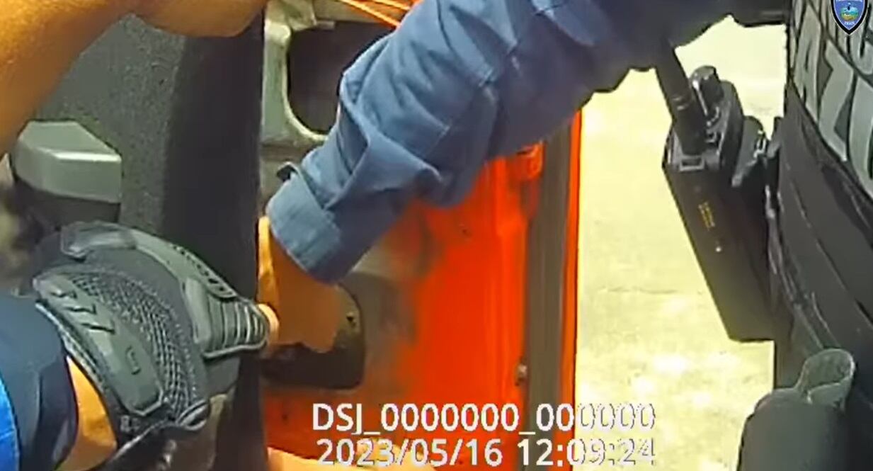 Gruero detenido como sospechoso de encañonar a mujer. Foto Policía Municipal Escazú.