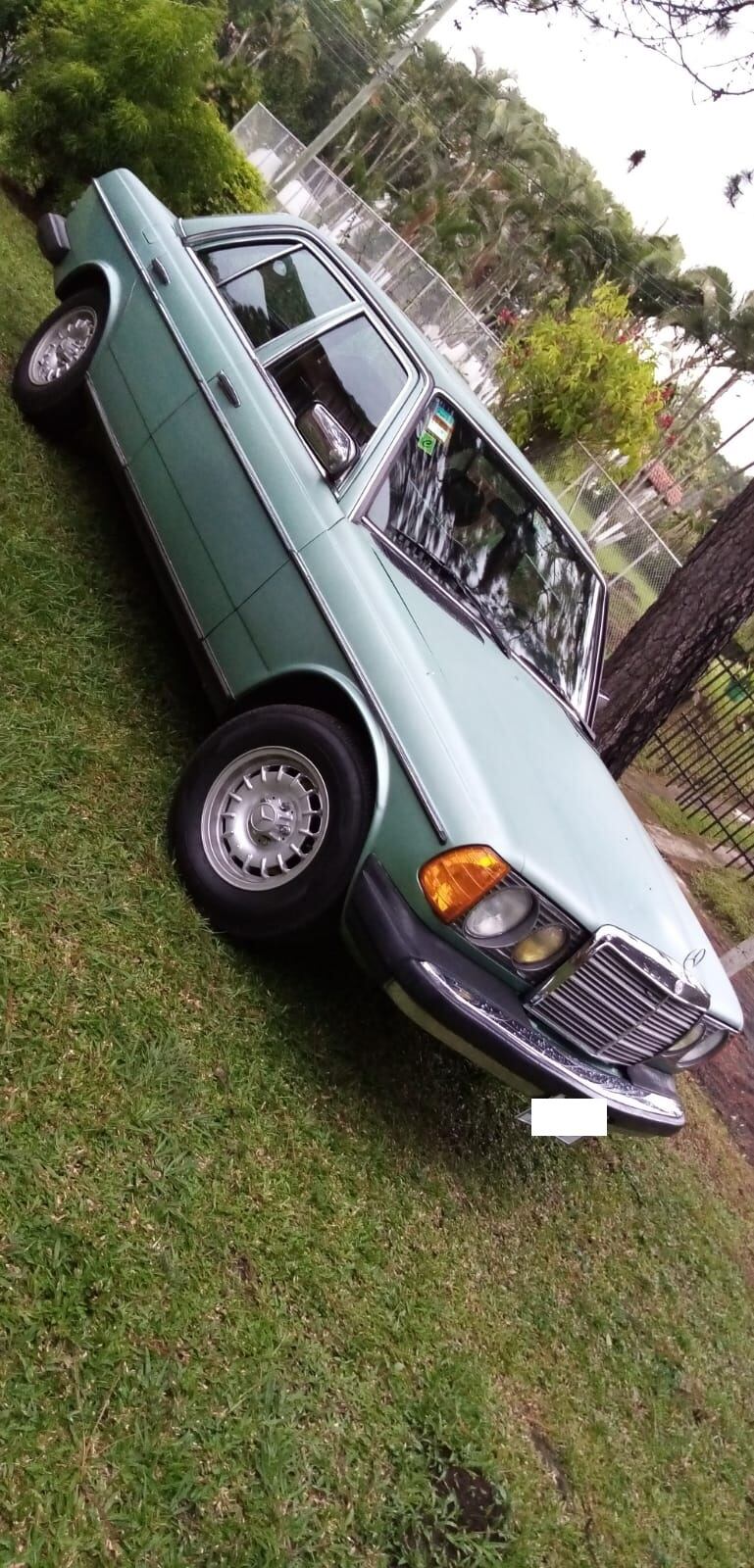 Mercedes Benz w 123 300d propiedad de Arturo Jara. Cortesía.