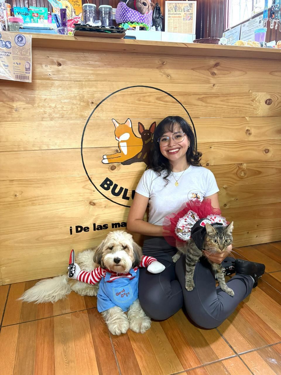 Benji, un zaguatico con alma de ángel, y Ágatha, una gatita de mirada sabia y carácter fuerte, quienes son los modelos oficiales de Bulupets, la tienda de accesorios para mascotas que su dueña, Sofía Moya Espinoza