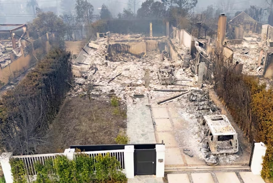 La mansión del actor Miles Teller, reducida a cenizas