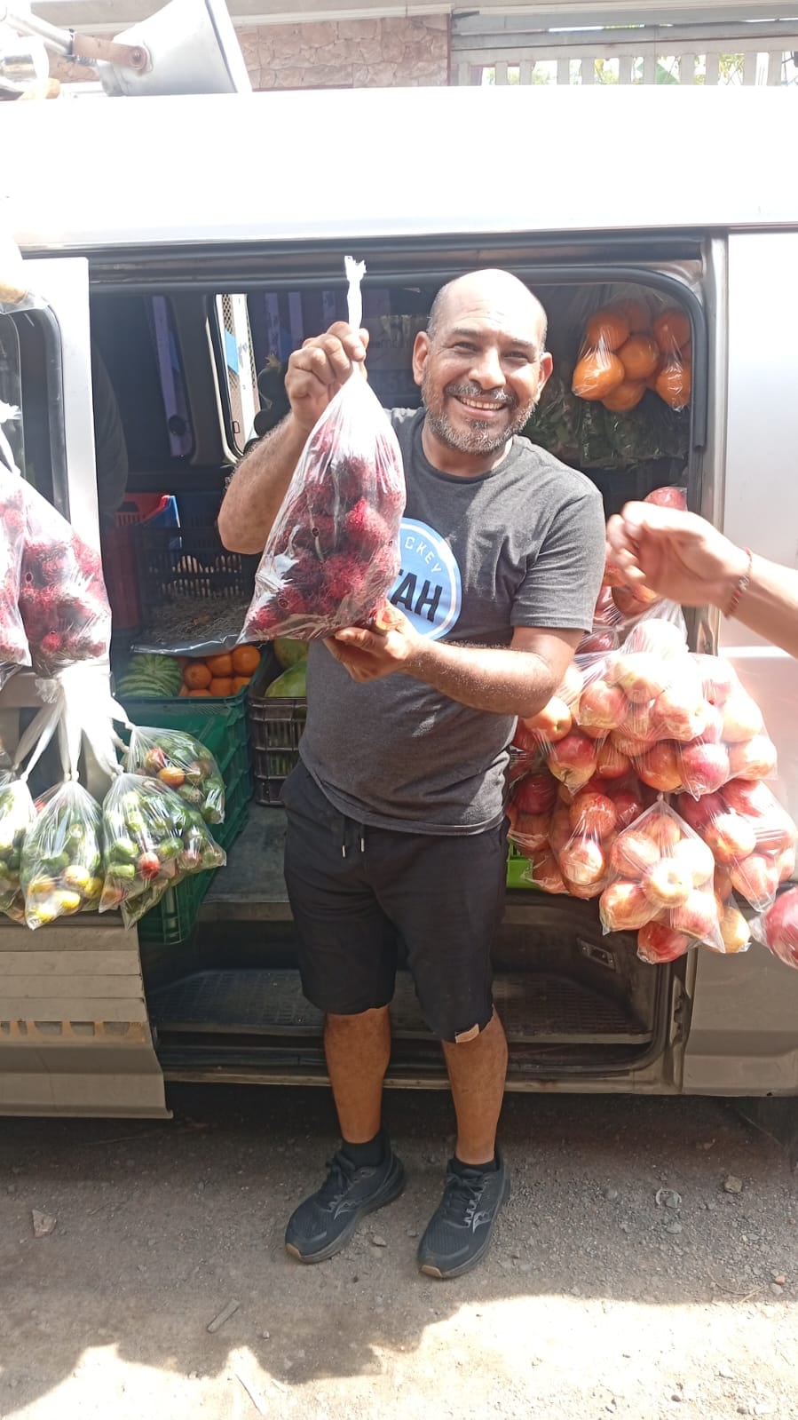Don Roger Rojas vendió periódicos en las esquinas, le hizo a la construcción y hoy recorre diferentes zonas del país llevando verduras con el perifoneo más popular del mercado: "¡Llegó, llegó, llegó Renato... el que compra caro y vende barato!”