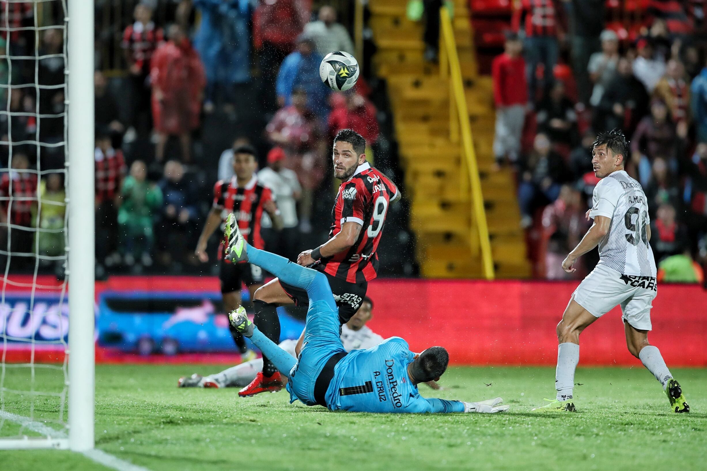 16/05/2024/ Juego entre Liga Deportiva Alajuelense vs Club Sport Herediano por el juego de ida de la semifinal del torneo clausura de la Liga Promerica en el estadio Alejandro Morera Soto / Foto John Durán
