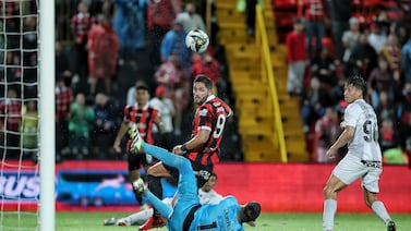 Esto dicen las reglas de juego sobre decisión de línea en gol de Alajuelense ante Herediano