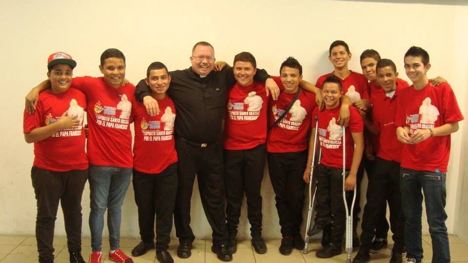 El sancarleño de nombre Macgiver Gatica Jirón (así está oficialmente en el Registro Civil) se la ha tenido que jugar resolviendo situaciones que para muchos parecerían imposibles tal y como el personaje de la popular serie de televisión de mediados de los ochentas.