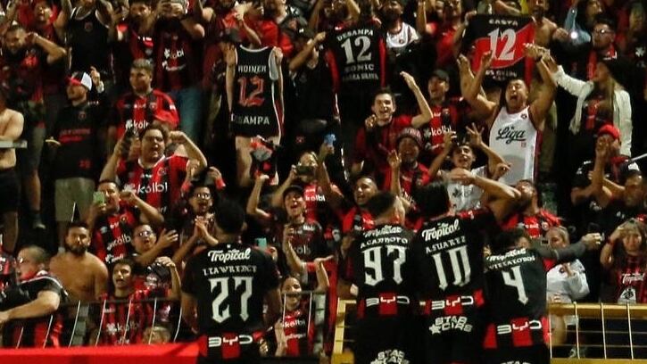 Los jugadores de Liga Deportiva Alajuelense se fueron a celebrar con La Doce y con los demás aficionados rojinegros al conseguir el bicampeonato de la Copa Centroamericana de Concacaf.