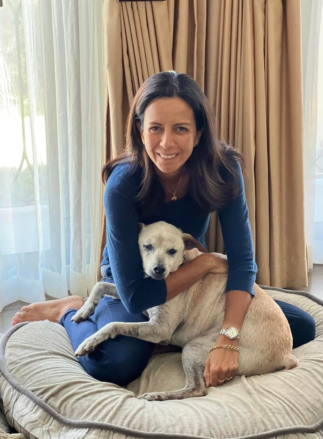 Posiblemente el zaguatico más viejo de todo el país vive en Santa Ana, le han puesto tres nombres, tiene 27 años de edad y esta muy bien de salud como para pensar que pronto podría fallecer. En la foto, Gabriela Acuña, la mamá humana de Nono.