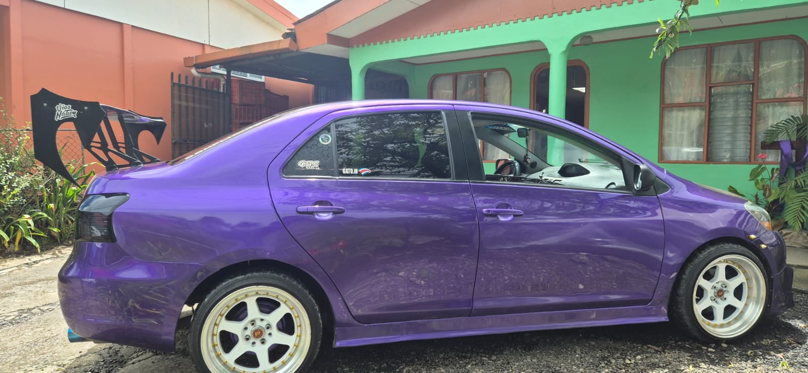 Yaris 2007, David Morales, morado intenso, chuzo de la semana