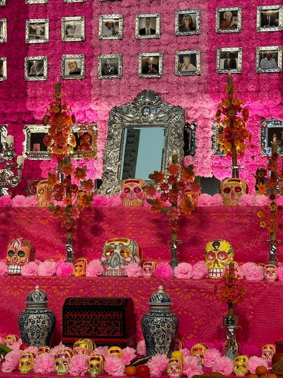 Vean la belleza de altar dedicado a la muerte de algunas personas.