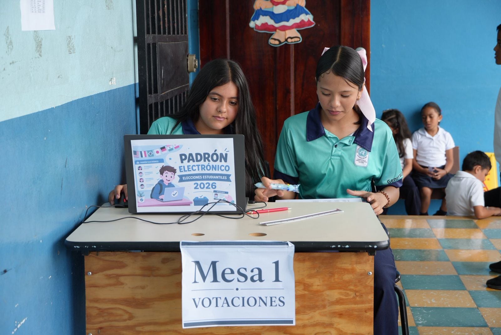 La mañana de este viernes 29 de mayo, el ministro de Educación Pública, Leonardo Sánchez Hernández, participó en la jornada electoral estudiantil de la Escuela Naciones Unidas, en San José, donde se ejerce el voto electrónico.