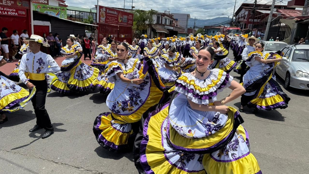 En medio de una tremenda fiesta para Dios el padre Sergio Valverde, de Obras del Espíritu Santo, oficialmente, transformó uno de sus más grandes sueños en una total realidad al inaugurar el primer edificio de los Albergues Juveniles de la Alegría “Torres Espíritu Santo”.