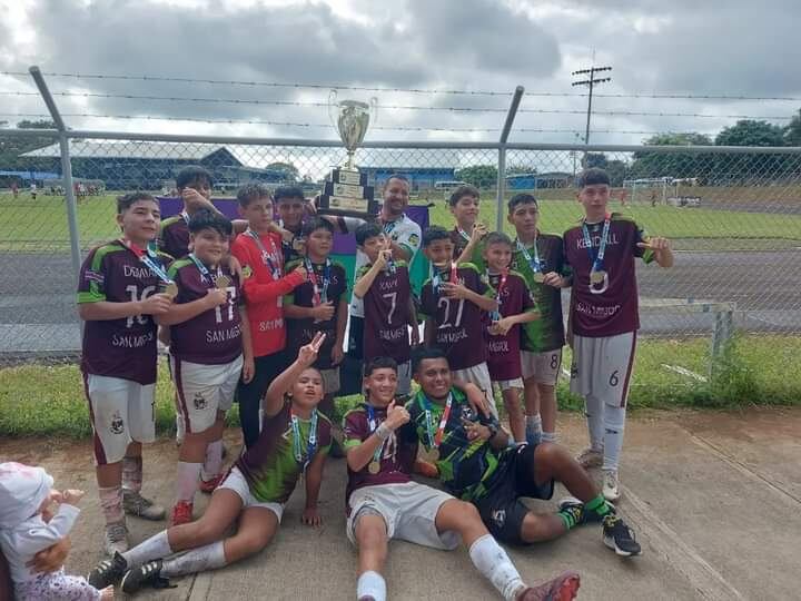 La niña ya sabe que es campeona en las divisiones menores de Linafa. Foto: Cortesía.