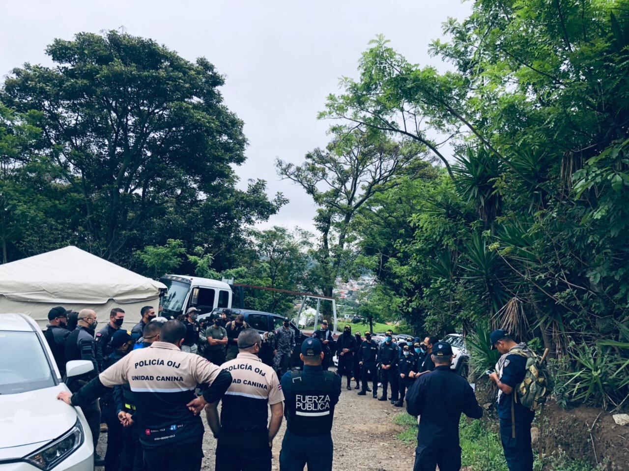 Decenas de oficiales del OIJ y personal especializado en rastreos realizan este viernes la búsqueda de restos de dos  muchachos que desde el 2018 fueron reportados como desaparecidos. De uno de ellos solo apareció el cráneo. Foto: Cortesía OIJ.