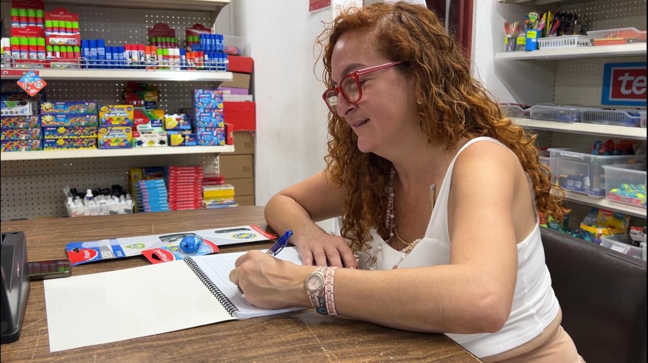 Paola González creó los Zuadernos, un cuaderno diseñado para personas zurdas.