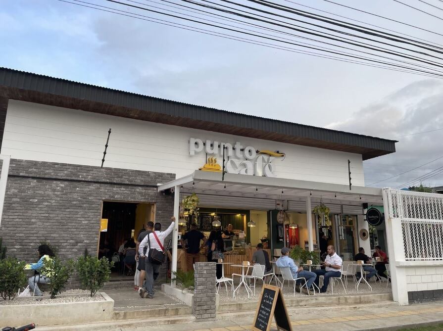 La la Asociación Centro de Rehabilitación para el Adicto (Casa ACERPA) tiene dos cafeterías que se llaman Punto Café y todo el dinero que generan es para ayudar a adictos a dejar las drogas