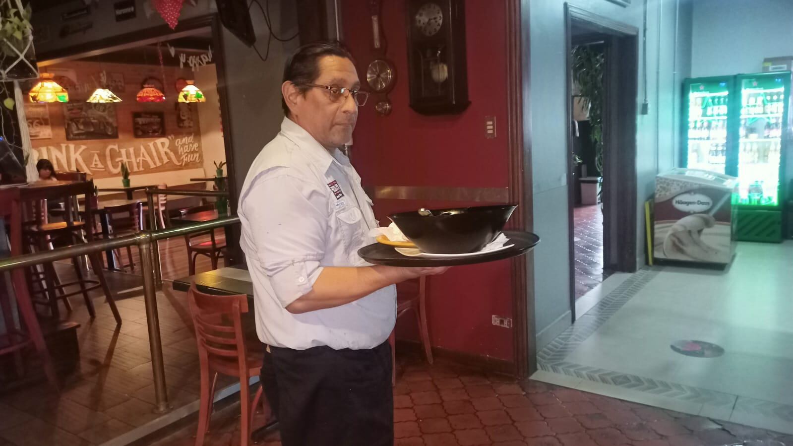 Rommel Melendez, médico nicaragüense, tiene más de dos años laborando como mesero en Costa Rica.