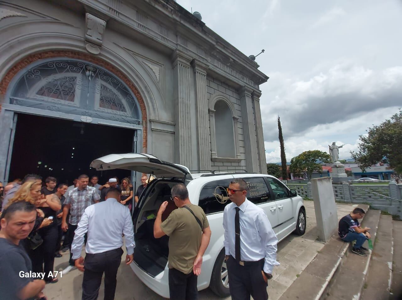 Familiares, amigos e integrantes de Marfil le dieron el último adiós a músico Roberto Moscoa