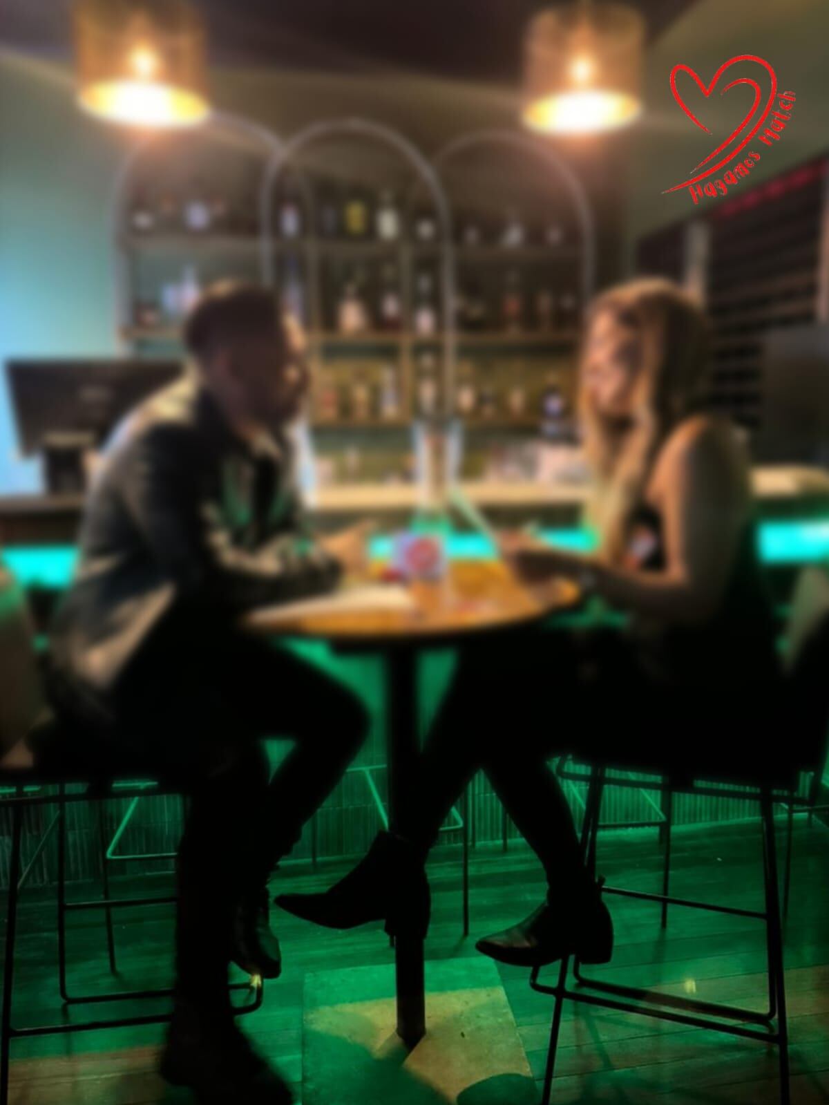 “Hagamos match”, organizado por Juan Carlos Sojo y en el cual un máximo de 10 hombres y 10 mujeres se ven en un lugar previamente reservado para que se conozcan. Las mujeres se quedan sentaditas sin moverse en una mesa y los hombres tienen 8 minutos para conversar con cada una de ellas hasta que conocen a las 10 y ellas a los 10