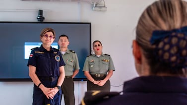 ¡De aplaudir! Secretaria dejó de lado su trabajo de oficina para servirle al país como policía