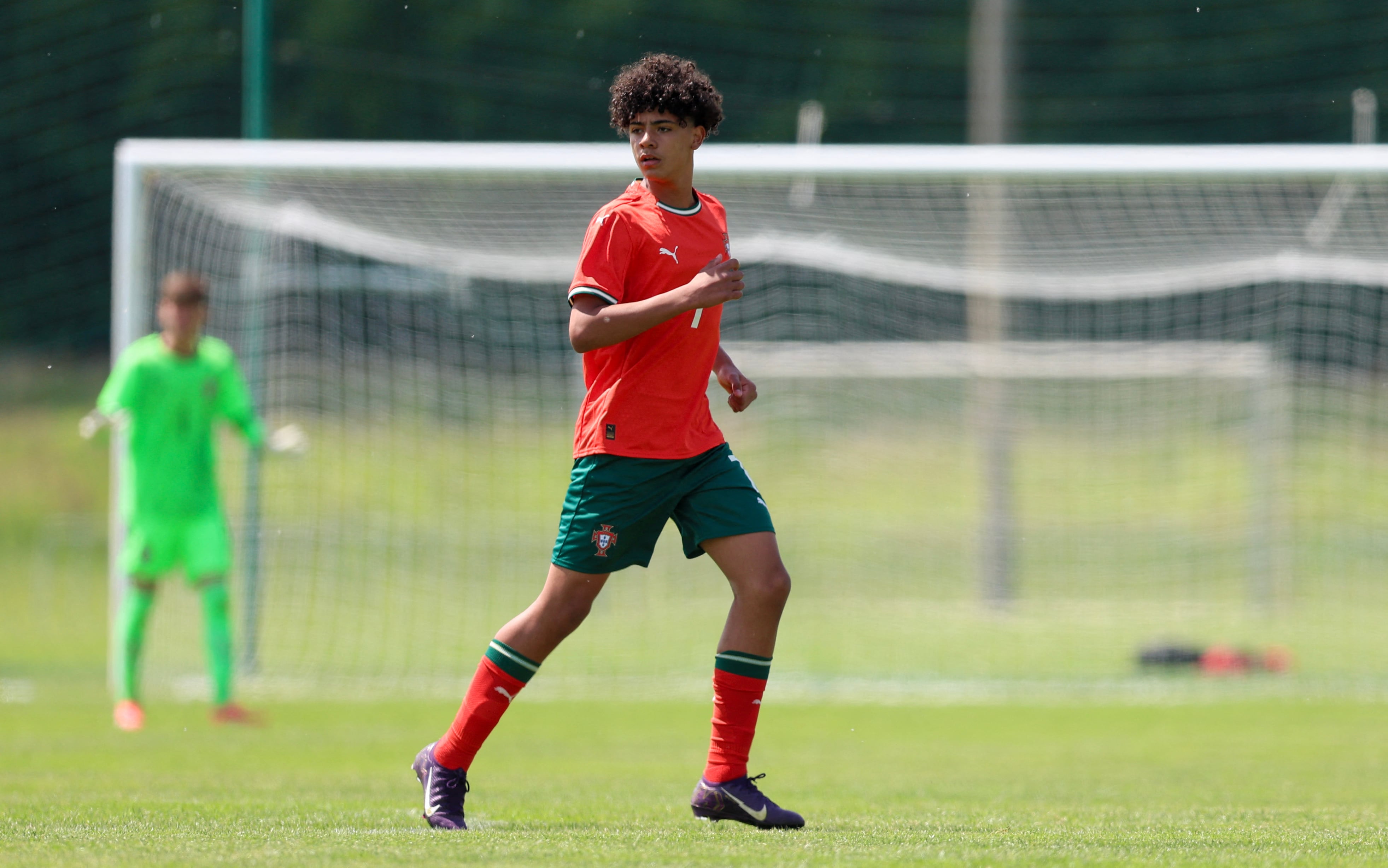 El jugador de la selección portuguesa de fútbol sub-15 Cristiano Dos Santos, hijo de Cristiano Ronaldo, corre durante un partido entre Portugal y Japón en el marco del torneo juvenil Vlatko-Markovic sub-15 en Sveti Martin na Muri, el 13 de mayo de 2025. (Foto de DAMIR SENCAR / AFP)