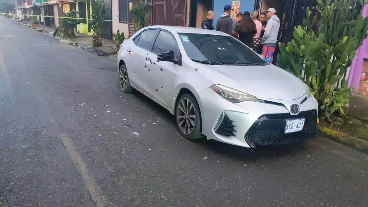 El carro habría recibido más de 20 disparos. Foto redes sociales.