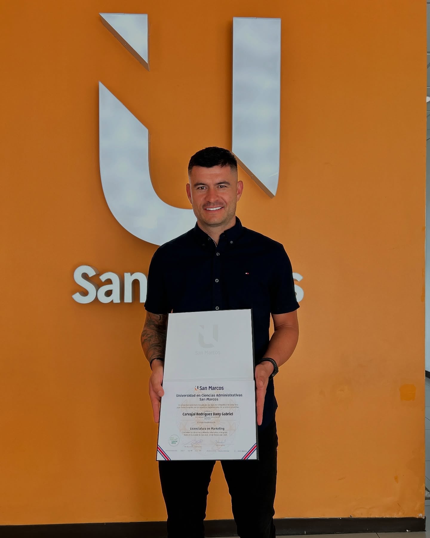 Danny Carvajal saca carrera de Marketing en Universidad San Marcos
