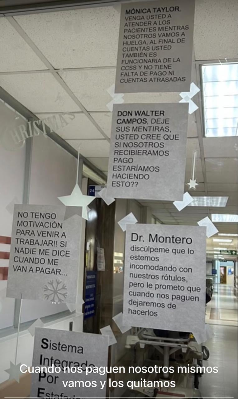 Letreros como estos, con mensajes similares a los de las mantas en el exterior del Hospital México fueron colocados al interior del centro médico. Foto: Cortesía Sergio Jiménez SINAE Afines.