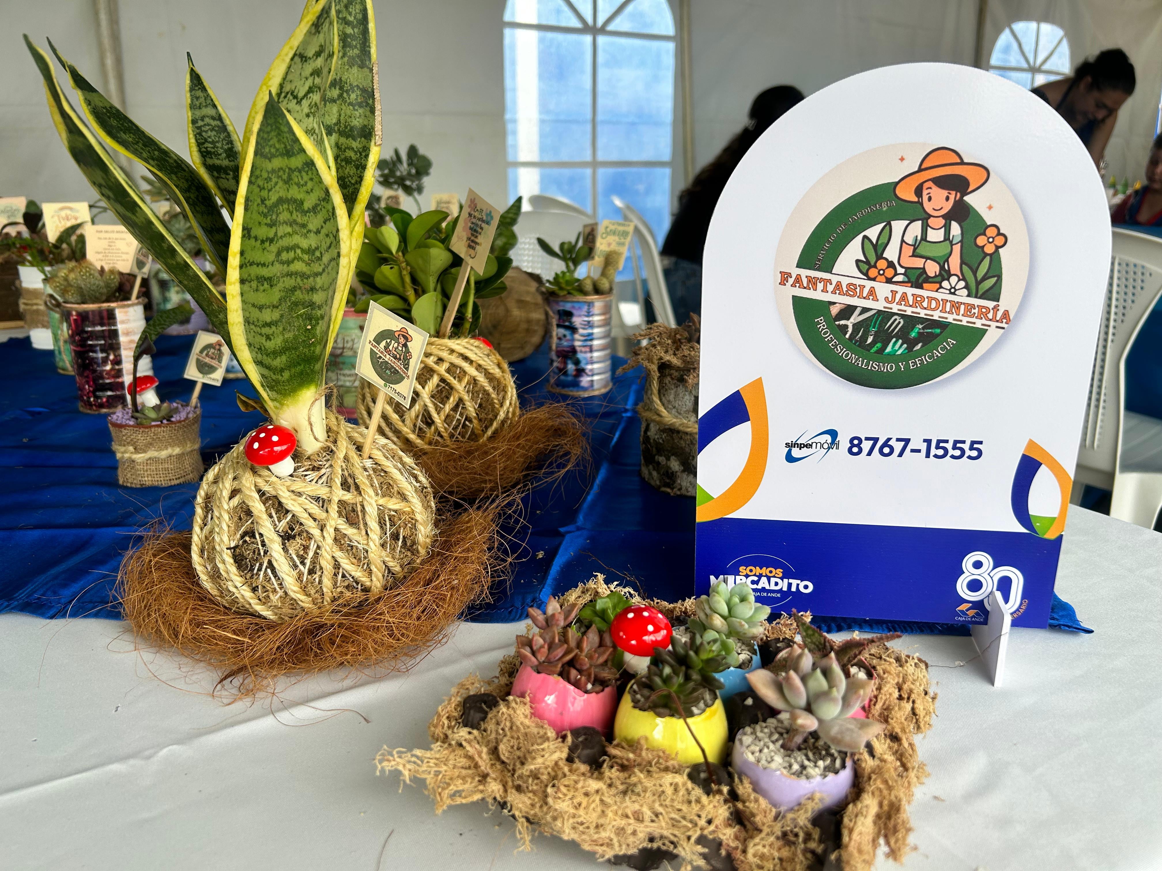 la primera edición de “Mercadito Caja de ANDE” 2024 en San José, una feria dedicada a fortalecer y potenciar los negocios de accionistas emprendedores de todo el país, en la antigua aduana.