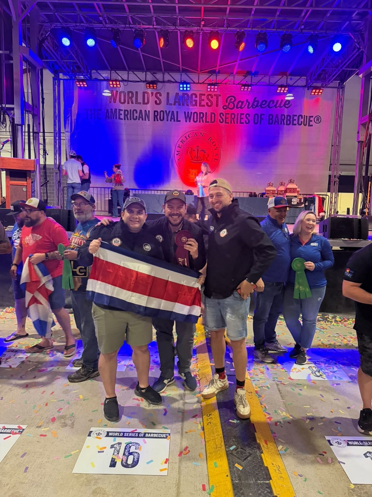Club Carbón CR de la Escuela Costarricense de Parrilleros, terminó en el puesto 31 entre 158 equipos campeones y metió la carne de res en el Top 10 mundial. José Pablo Fallas, capitán de Club Carbón CR, el equipo lo completan Kevin Porras y Óscar Arias, instructores de la Escuela Costarricense de Parrilleros.