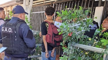 Colegial sospechoso de matar a compañero salió de casa en la que se escondía hasta que llegó su mamá