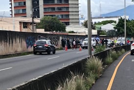 Aparatoso vuelco de carro en Circunvalación deja un hombre fallecido