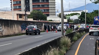 Aparatoso vuelco de carro en Circunvalación deja un hombre fallecido