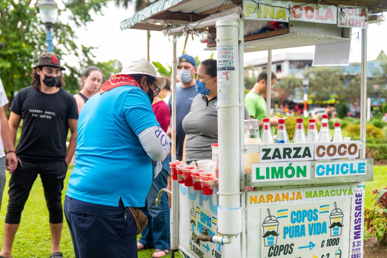 Antonio Padilla Madriz, Toño, quien fue despedido al puritico inicio de la pandemia, en el 2020 y por eso fue así como comenzó a lograr la gran ilusión de su vida: ser su propio patrón poniendo un negocio de copos