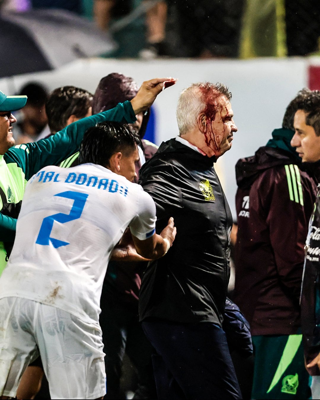 Javier Aguirre salió con un corte muy fuerte en su cabeza en el partido entre Honduras y México. Foto: X