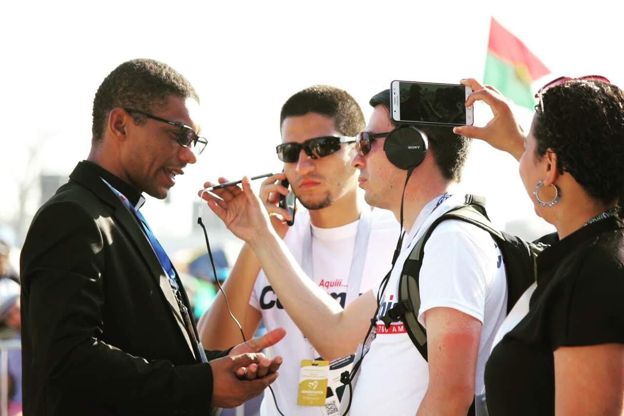 Andrés Ramírez, periodista de Noticias Repretel, en su cobertura de la visita del papa Francisco a Panamá en el 2019.